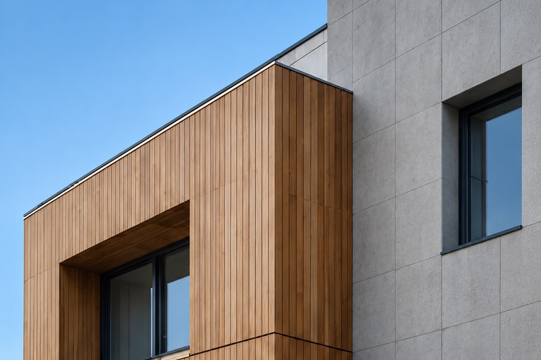 Façade d'un bâtiment contemporain en bardage bois et béton
